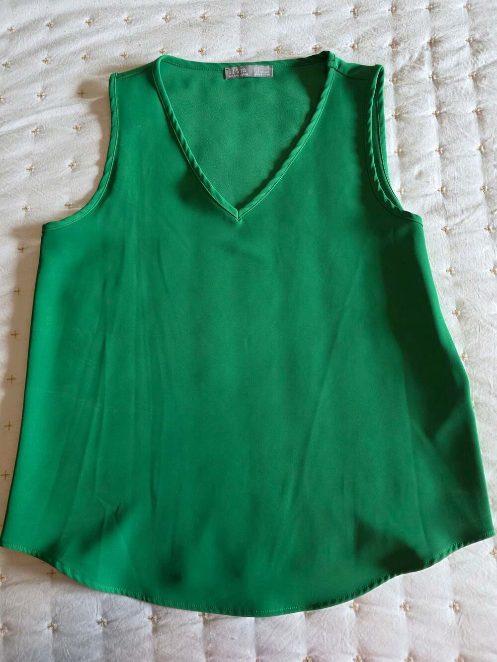 i l t m I Love Tyler Madison Women's Green V-Neck Sleeveless Tank Top